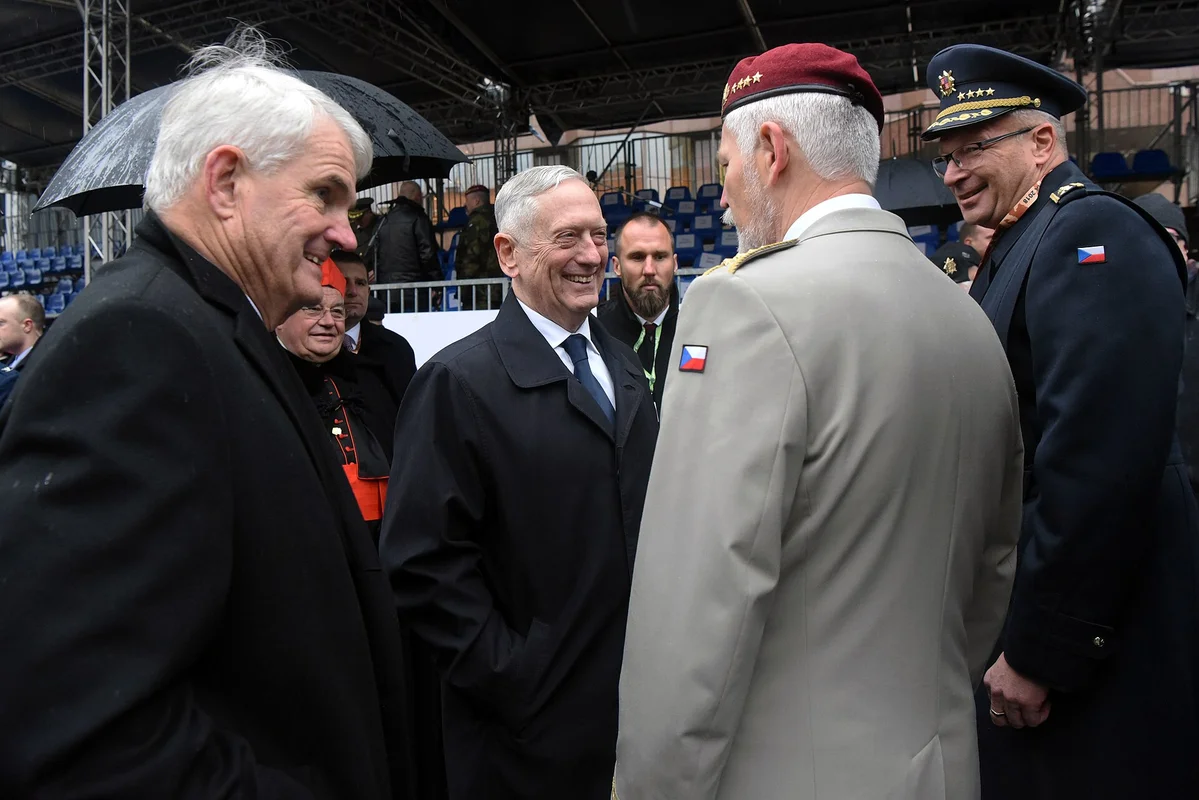 Americký ministr obrany James Mattis s českými vojenskými představiteli v Praze