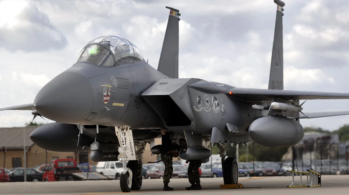Americká stíhačka F-15E Strike Eagle na letišti před misí nad Blízkým východem