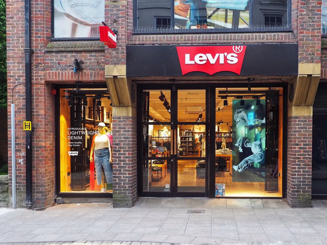 Levi's obchod s džíny – Trumpova cla zdražují oblečení v USA