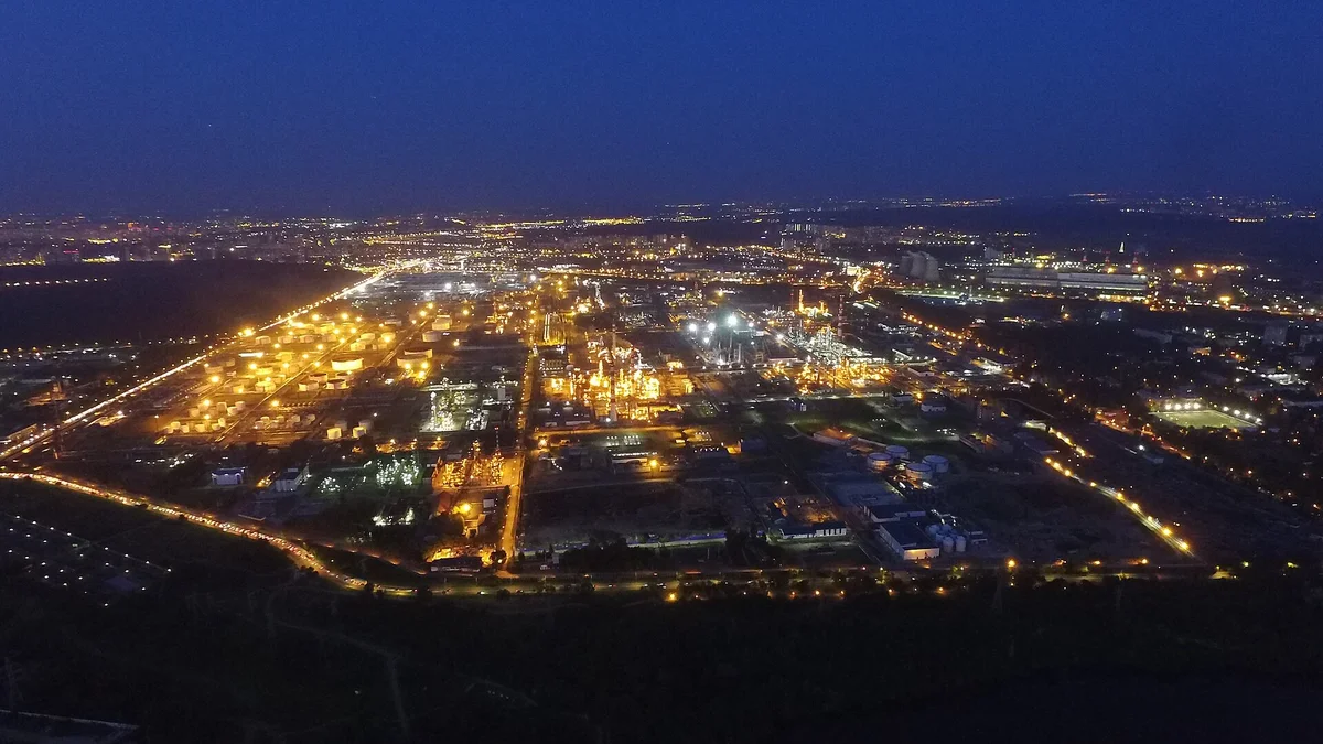 Noční letecký pohled na ropnou rafinérii — insider trading na komoditních trzích