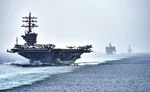 Letadlová loď USS Eisenhower proplývá Hormuzským průlivem v čele námořní skupiny