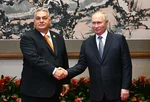 Viktor Orbán a Vladimir Putin si podávají ruce na setkání v roce 2023