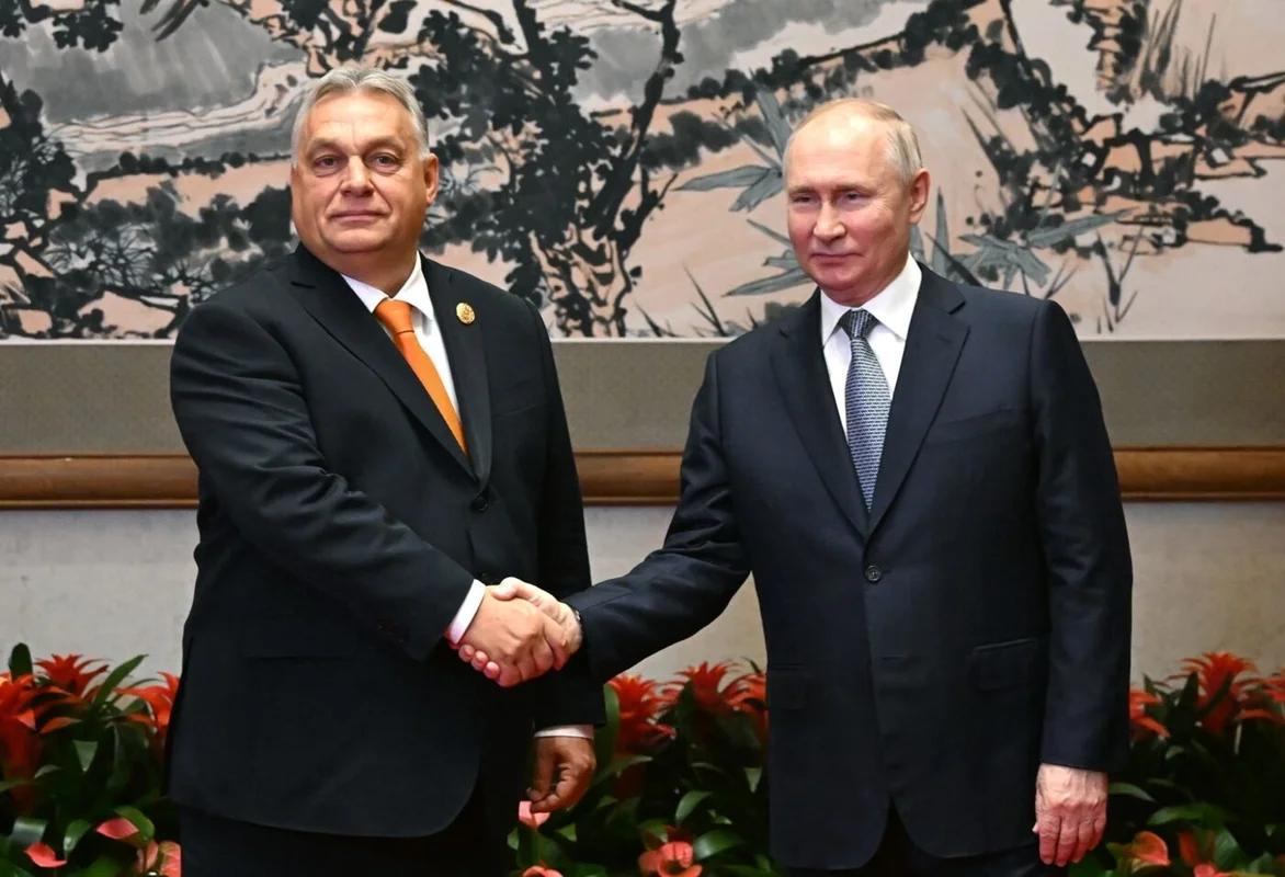Viktor Orbán a Vladimir Putin si podávají ruce na setkání v roce 2023