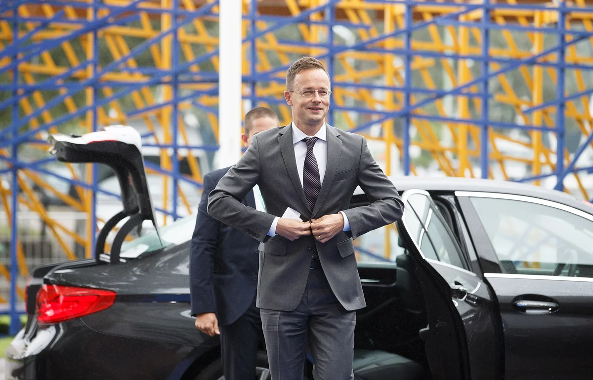 Maďarský ministr zahraničí Péter Szijjártó přijíždí na summit ministrů zahraničí EU