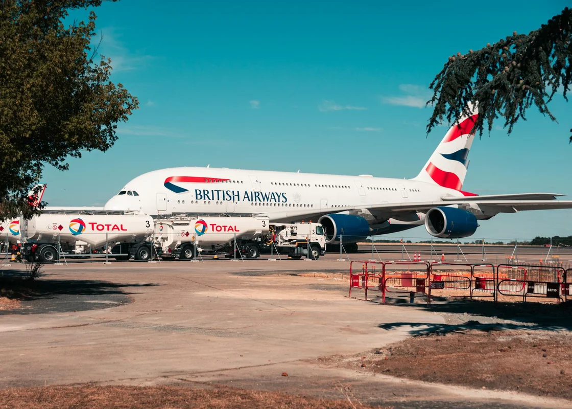 Tankovací vůz doplňuje letecké palivo do letadla British Airways na francouzském letišti