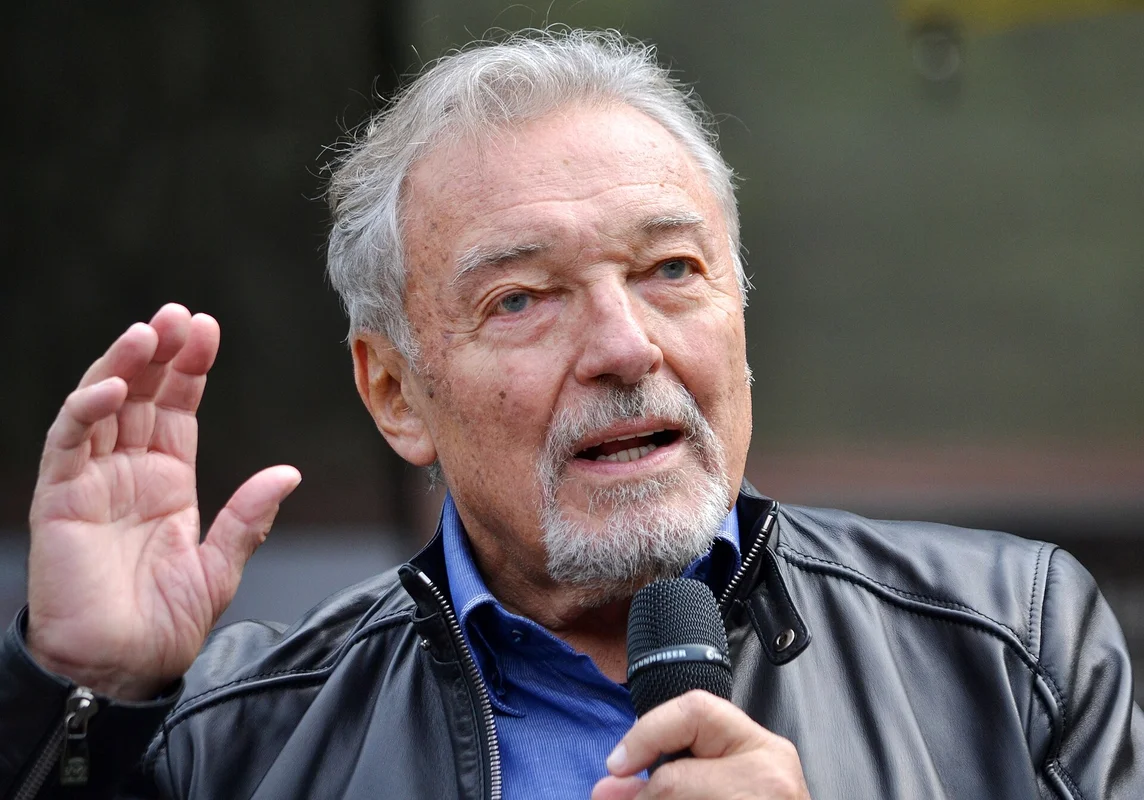 Karel Gott s mikrofonem na veřejném vystoupení v roce 2017