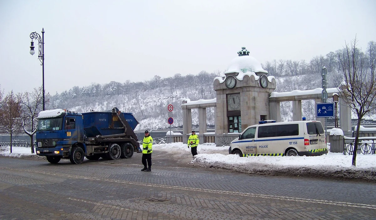 Strážníci pražské městské policie na přechodu u náplavky v zimě