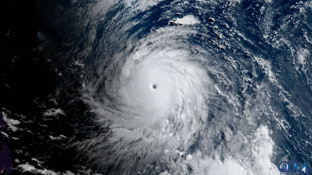 Supertajfun nad Tichým oceánem ze satelitu — oko bouře uprostřed spirály mračen