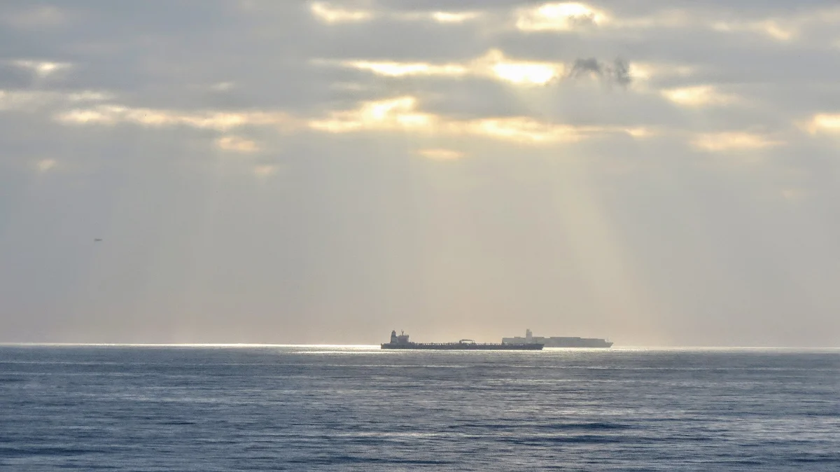 Ropný tanker čeká na vjezd do přístavu — sankce na ruskou ropu 2026