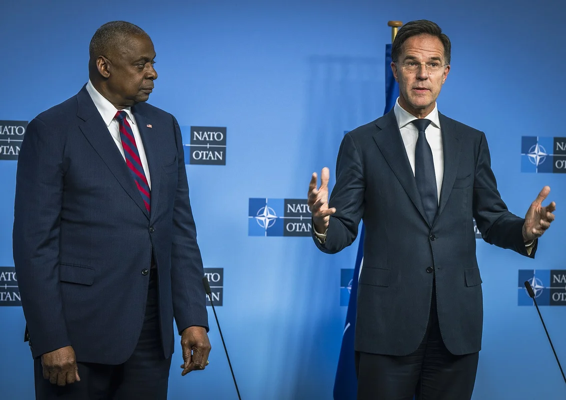 Mark Rutte generální tajemník NATO na tiskové konferenci v Bruselu