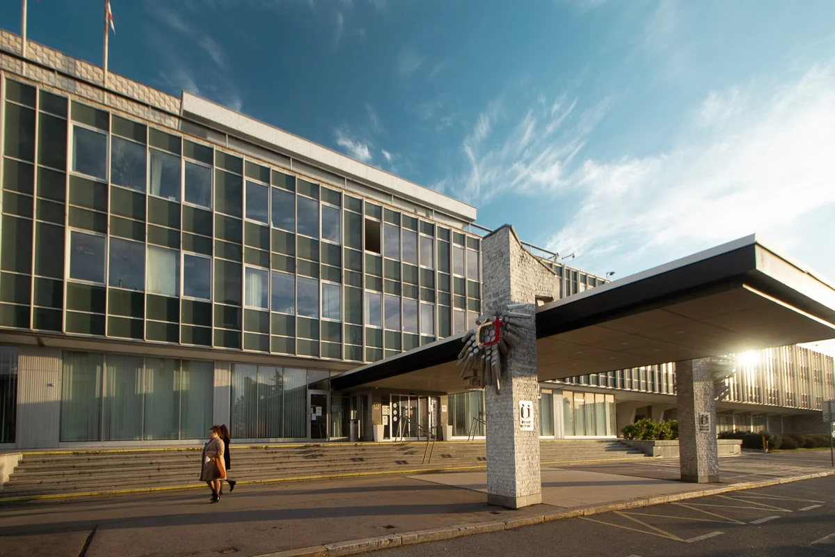 Budova České televize Kavčí hory — sídlo veřejnoprávní ČT ohrožené zrušením koncesionářských poplatků