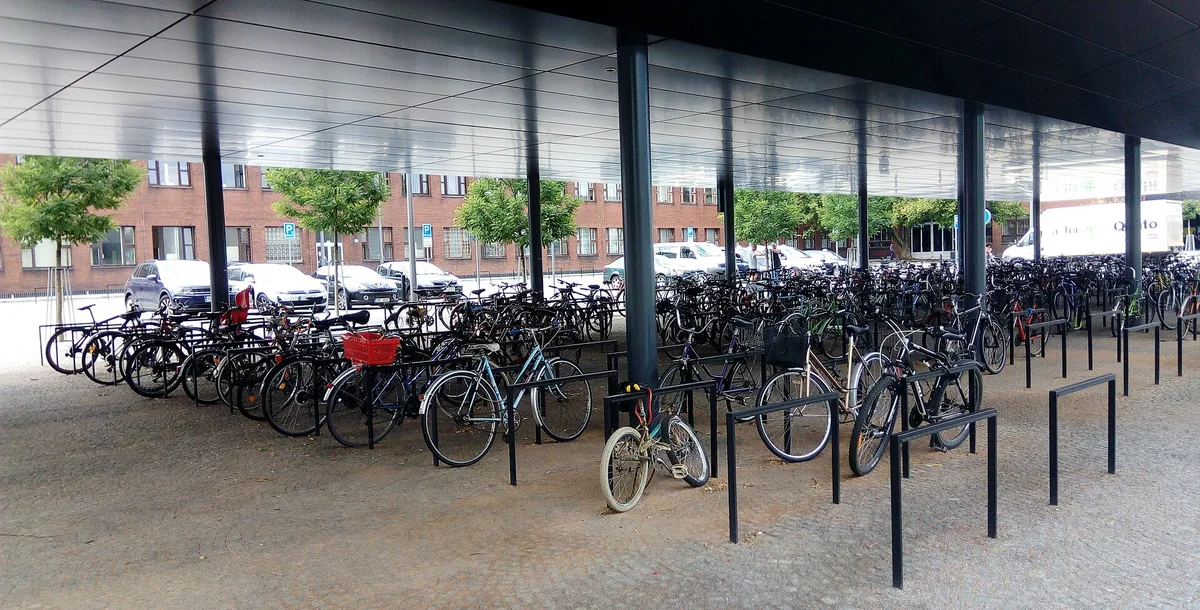 Parkoviště jízdních kol v českém městě — ilustrace k bezplatnému značení kol syntetickou DNA