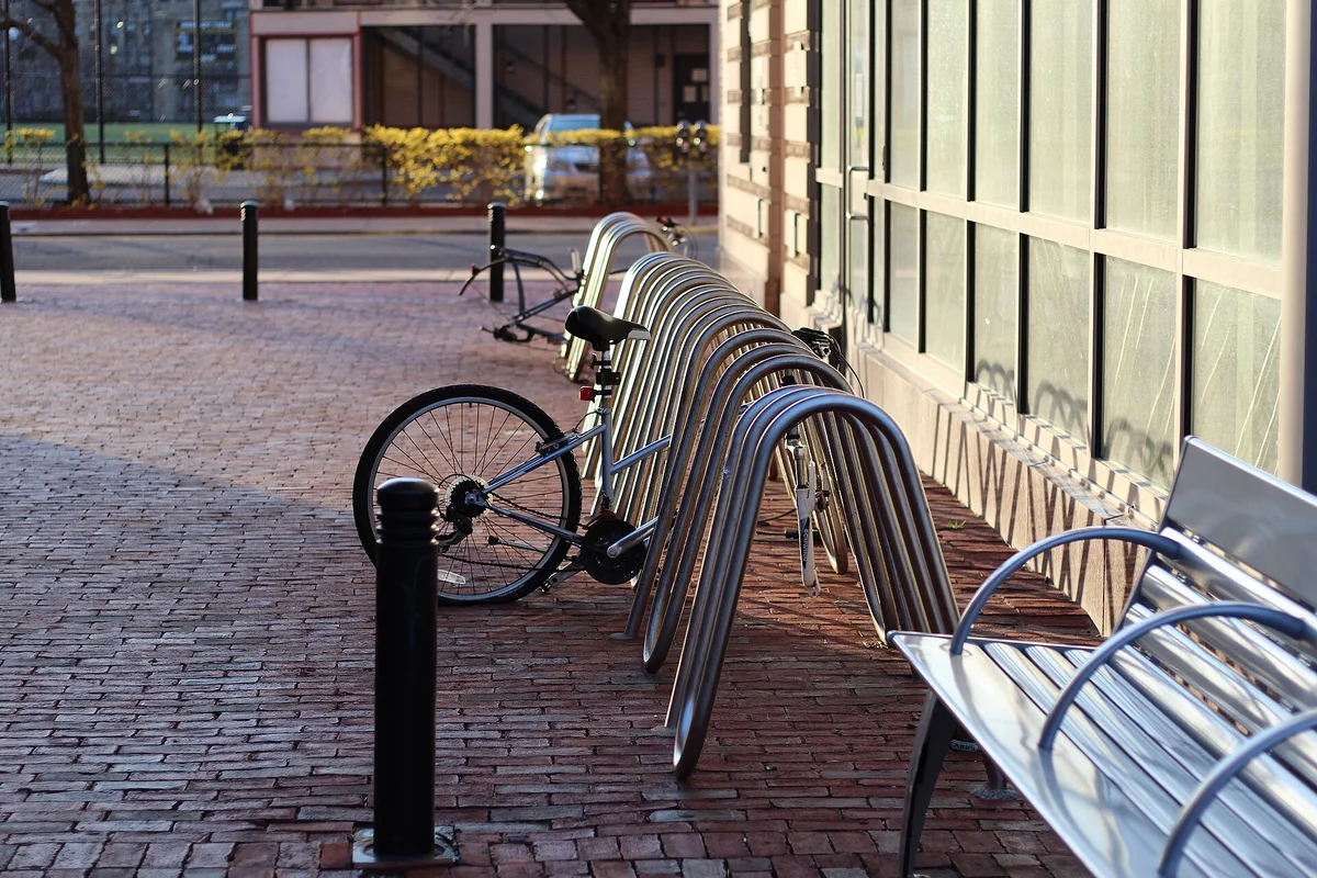 Jízdní kolo zamčené k stojanu s odcizeným předním kolem – ilustrace krádeže kola