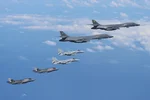 Japonské bojové letouny F-35 a F-15J v letové formaci nad Pacifikem