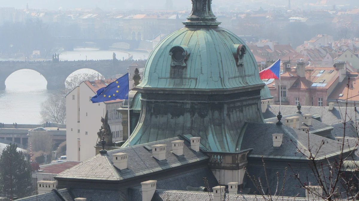 Strakova akademie sídlo Úřadu vlády ČR s vlajkou EU a českou vlajkou