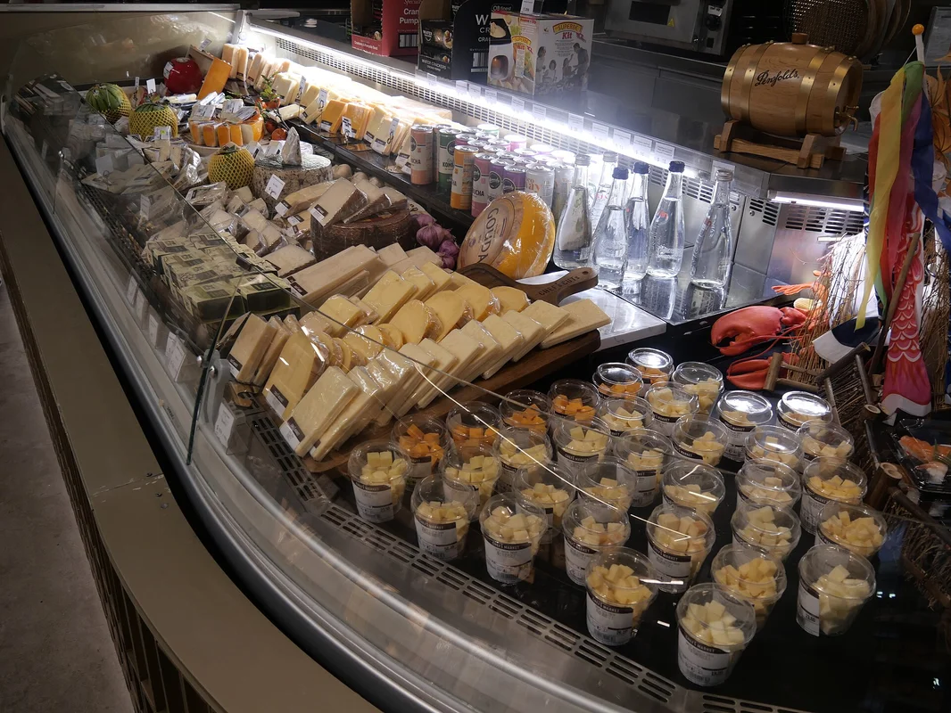 Pult se sýry v supermarketu — sýrové analogy a falšované mléčné výrobky