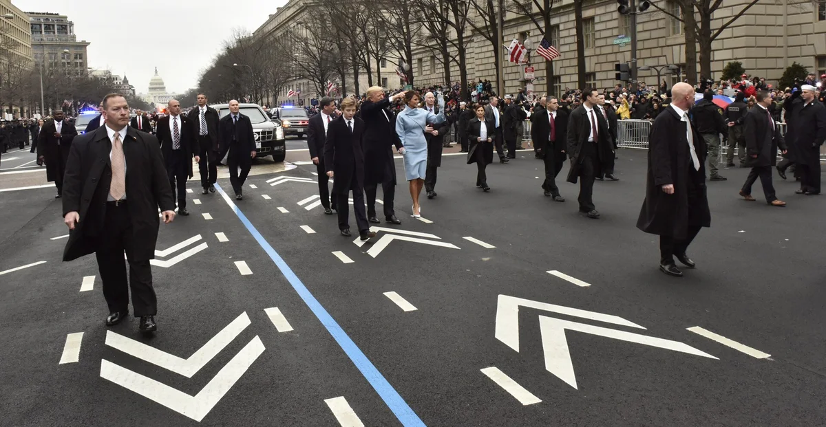 Donald Trump obklopený agenty Tajné služby při inauguračním průvodu 2017
