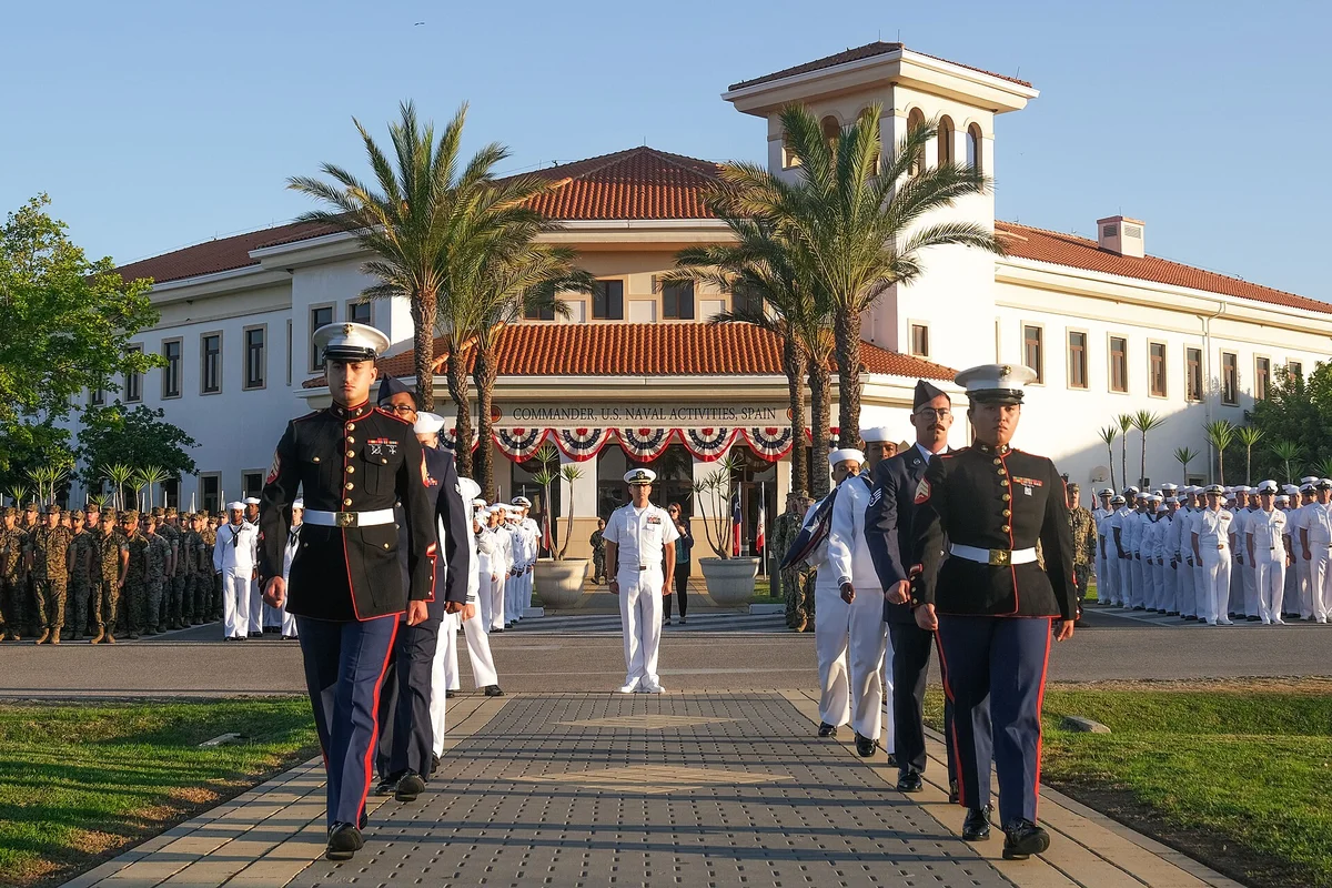 Vojáci US Marines na ceremoniálu na základně Rota, americké základny v Evropě