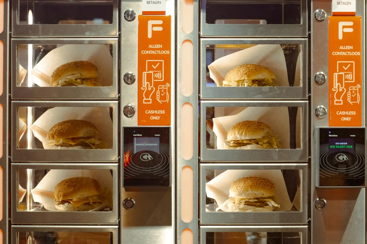 Chytré lednice s automatickým výdejem jídel a bezkontaktní platbou jako Eat Smart