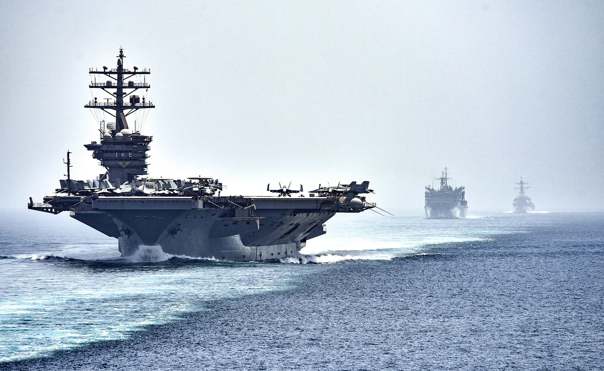 Letadlová loď USS Eisenhower prochází Hormuzským průlivem, jehož blokáda zdražila letecké palivo o 110 %