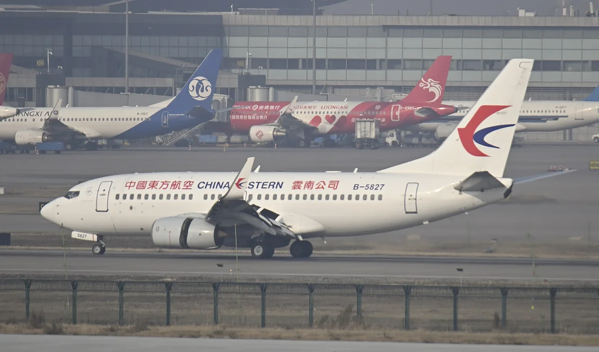 Letadlo China Eastern Airlines Boeing 737 na letišti — stejný typ jako havarovaný let MU5735