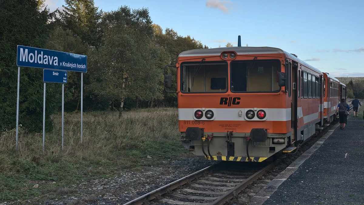 Regionální vlak Českých drah na malé stanici — typ používaný na trase Přerov–Lipník