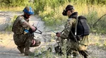 Ukrajinští vojáci připravují FPV útočný dron na frontové linii
