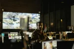 Bezpečnostní analytik sleduje hybridní hrozby na monitorech v operačním centru