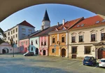 Historické náměstí v Přerově s barokními domy a hradní věží