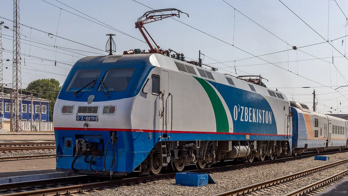 Lokomotiva Uzbekistan Railways na nádraží v Taškentu, kde Škoda Group dodá elektrické vlaky