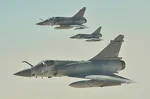 Stíhačky Mirage 2000 Spojených arabských emirátů letí v bojové formaci
