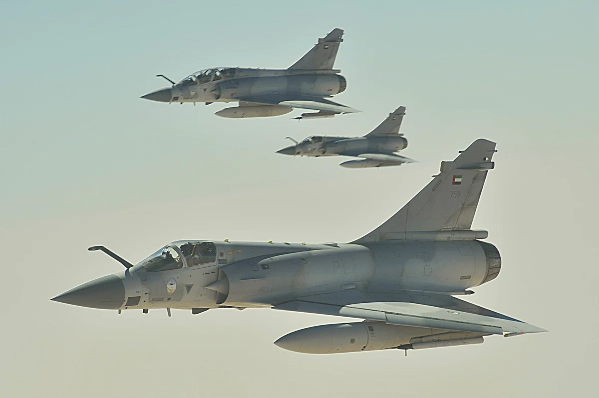 Stíhačky Mirage 2000 Spojených arabských emirátů letí v bojové formaci