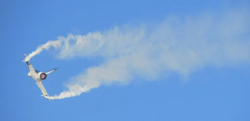 Stíhačka Mirage 2000-9 letectva Spojených arabských emirátů při manévru