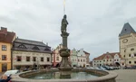 Historické Žižkovo náměstí v Táboře s kašnou a zaparkovanými auty