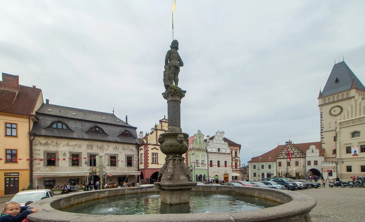 Historické Žižkovo náměstí v Táboře s kašnou a zaparkovanými auty