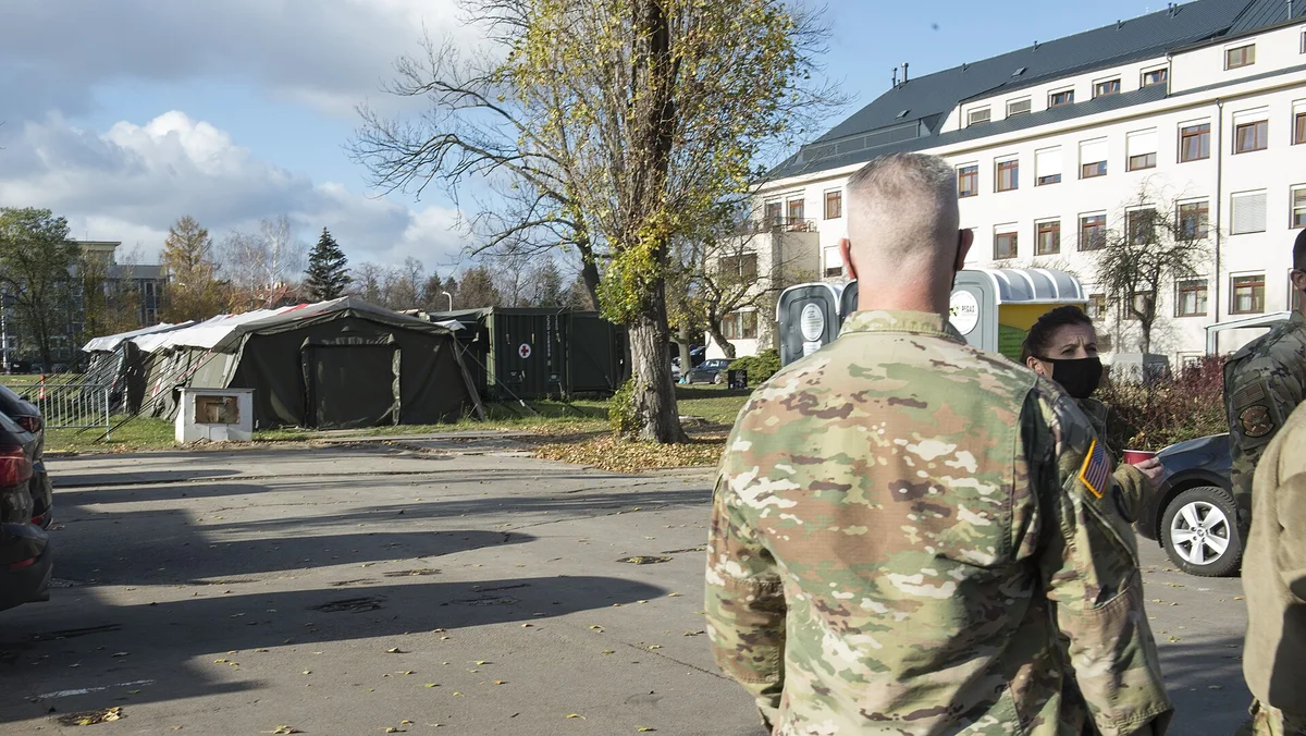 Ústřední vojenská nemocnice Praha, vojenský personál před budovou nemocnice