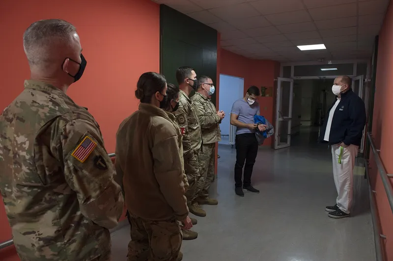 Ústřední vojenská nemocnice Praha interiér, vojenský zdravotnický personál v nemocničním koridoru