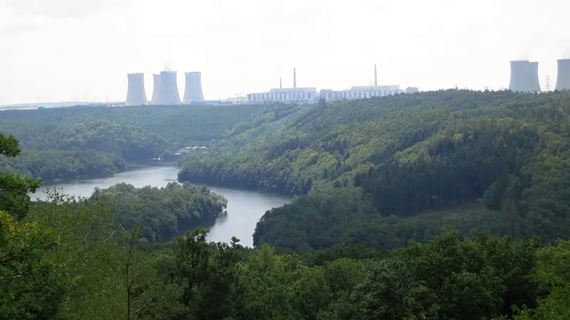 Jaderná elektrárna Dukovany, celkový pohled s přehradou Mohelno