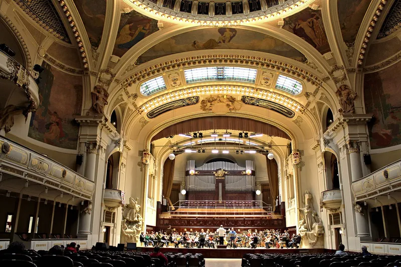 Smetanova síň Obecního domu Praha s orchestrem na pódiu Pražského jara