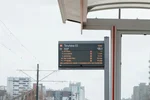 LED panel chytré zastávky MHD zobrazující příjezdy autobusů v reálném čase