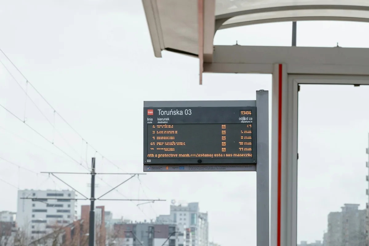 LED panel chytré zastávky MHD zobrazující příjezdy autobusů v reálném čase