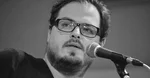 David Stypka zpívá u mikrofonu, česká hudební legenda