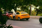 Senior s holí nastupuje do taxíku — ilustrace služby Senior taxi