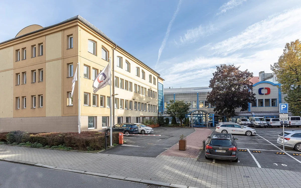 Budova Televizního studia Ostrava s logem České televize — seriál Kamarád na ČT