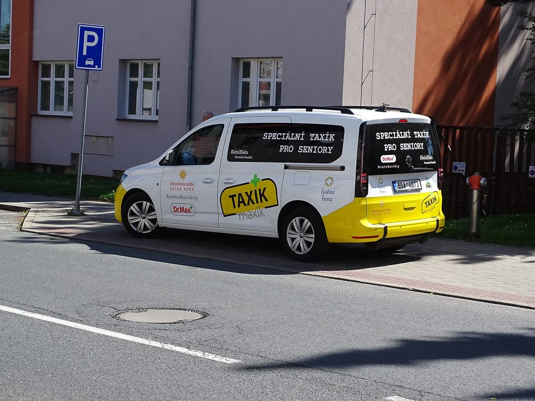 Taxík Maxík speciální senior taxi pro seniory zaparkovaný v Kutné Hoře