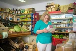 Zákaznice čte etiketu potravinového výrobku v obchodě s biopotravinami