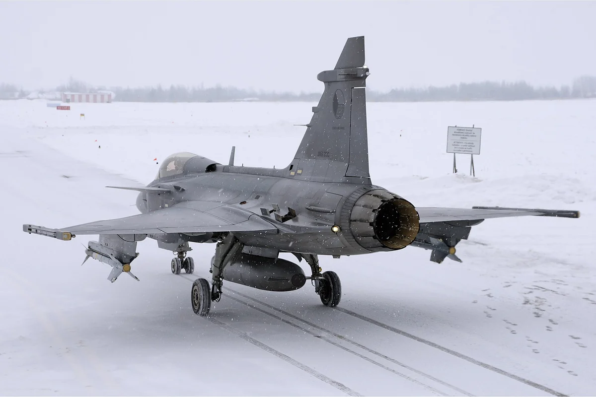 Český gripen na litevské základně Šiauliai během mise NATO Baltic Air Policing