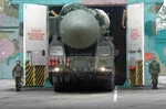 Ruský raketový systém RS-24 Jars na mobilním odpalovacím vozidle při jaderném cvičení