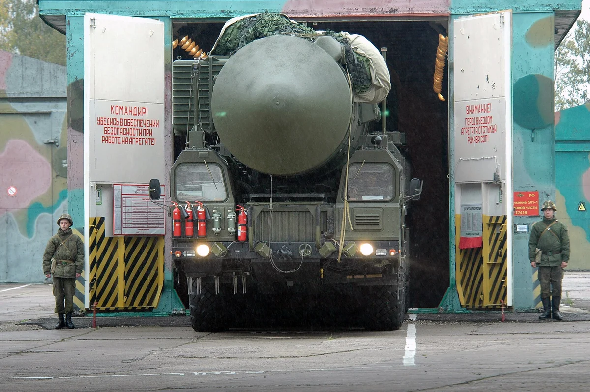 Ruský raketový systém RS-24 Jars na mobilním odpalovacím vozidle při jaderném cvičení