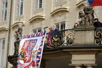 Prezident Petr Pavel při inauguraci na balkóně s českým státním znakem